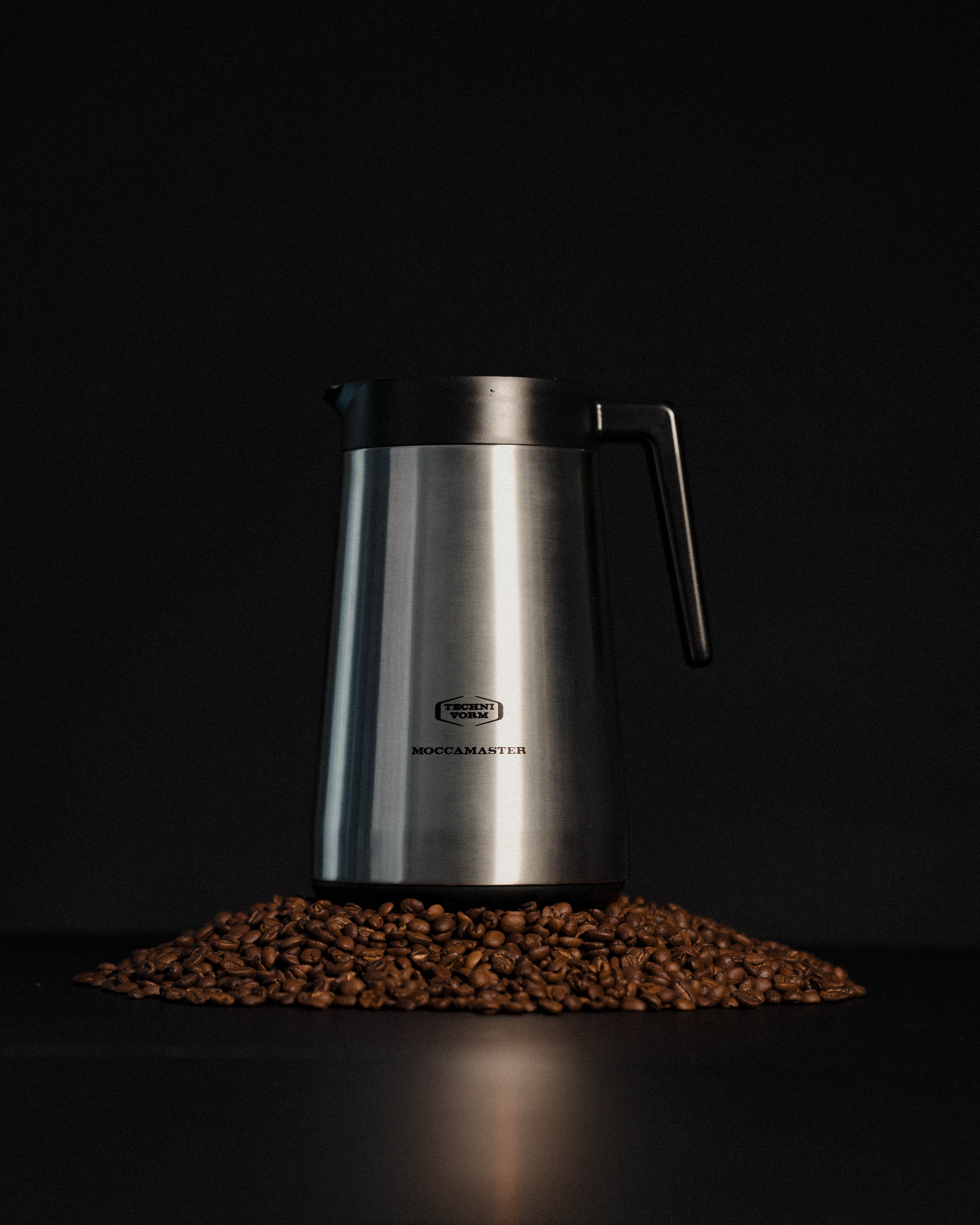 Thermoskan op koffiebonen