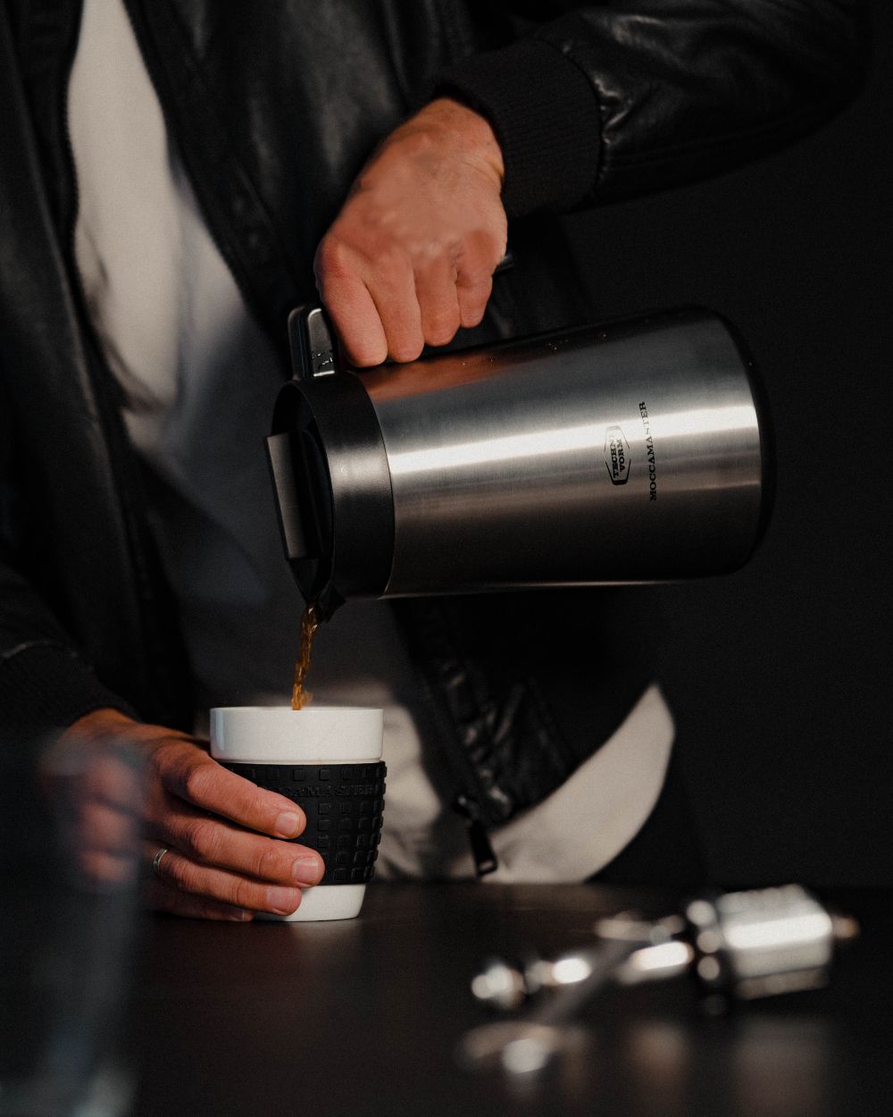 Koffie schenken uit thermoskan